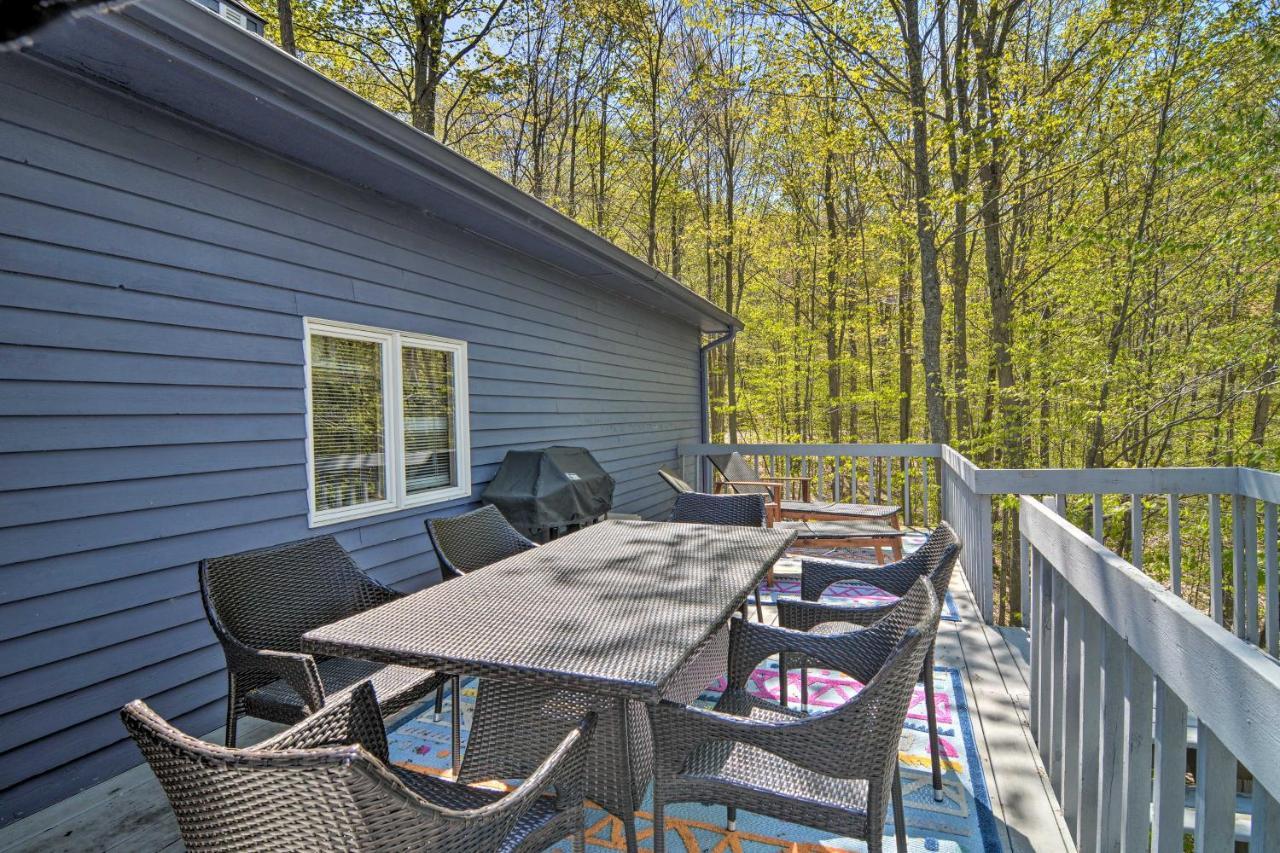 Resort-Style Harbor Springs Home With 2 Decks! Екстер'єр фото