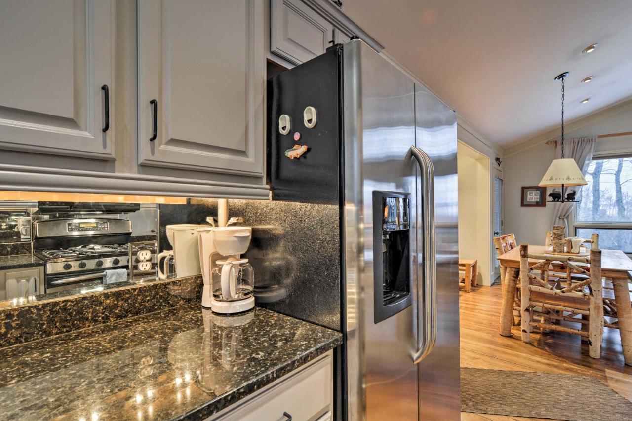 Resort-Style Harbor Springs Home With 2 Decks! Екстер'єр фото