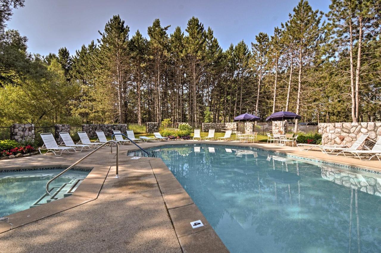Resort-Style Harbor Springs Home With 2 Decks! Екстер'єр фото