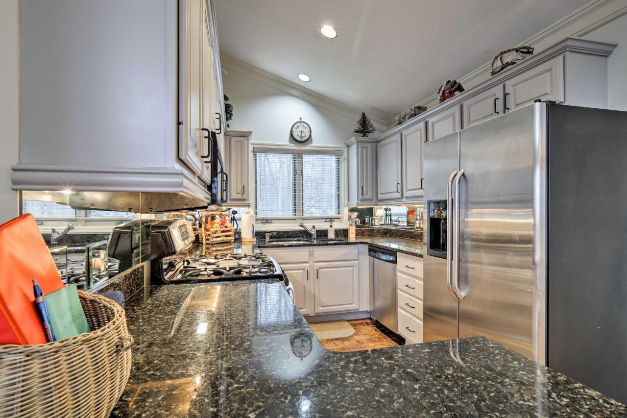 Resort-Style Harbor Springs Home With 2 Decks! Екстер'єр фото